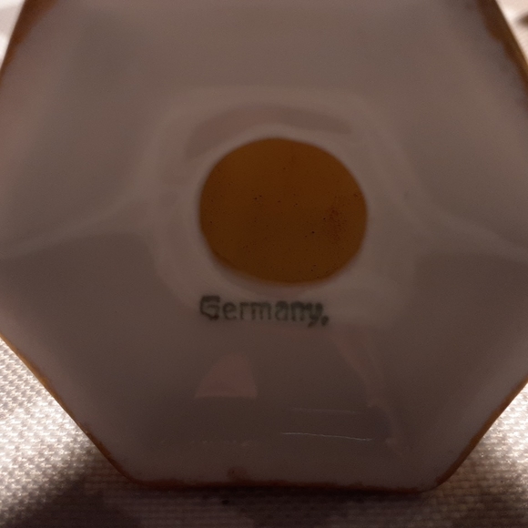 Germany made white and gold Salt and pepper shakers - Picture 4 of 5